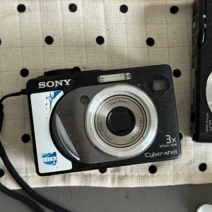 Sony kamra  - Gammal kamra som funkar men har ey sim kort som man får köpa själv 