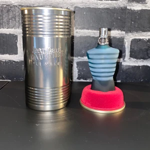 Jean paul Gaultier 40 ml (oanvänd) - Helt oanvänd, hade redan en när jag fick den, luktar riktgt bra. Skriv vid frågor