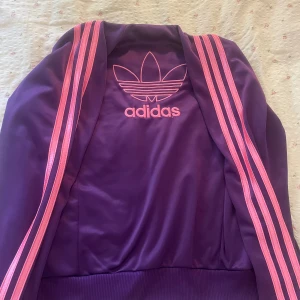 Vintage adidas tröja - Mycket fin vintage adidas tröja, från 2000ts. Mycket bra sick, andvänder inte så ofta💙❤️💓
