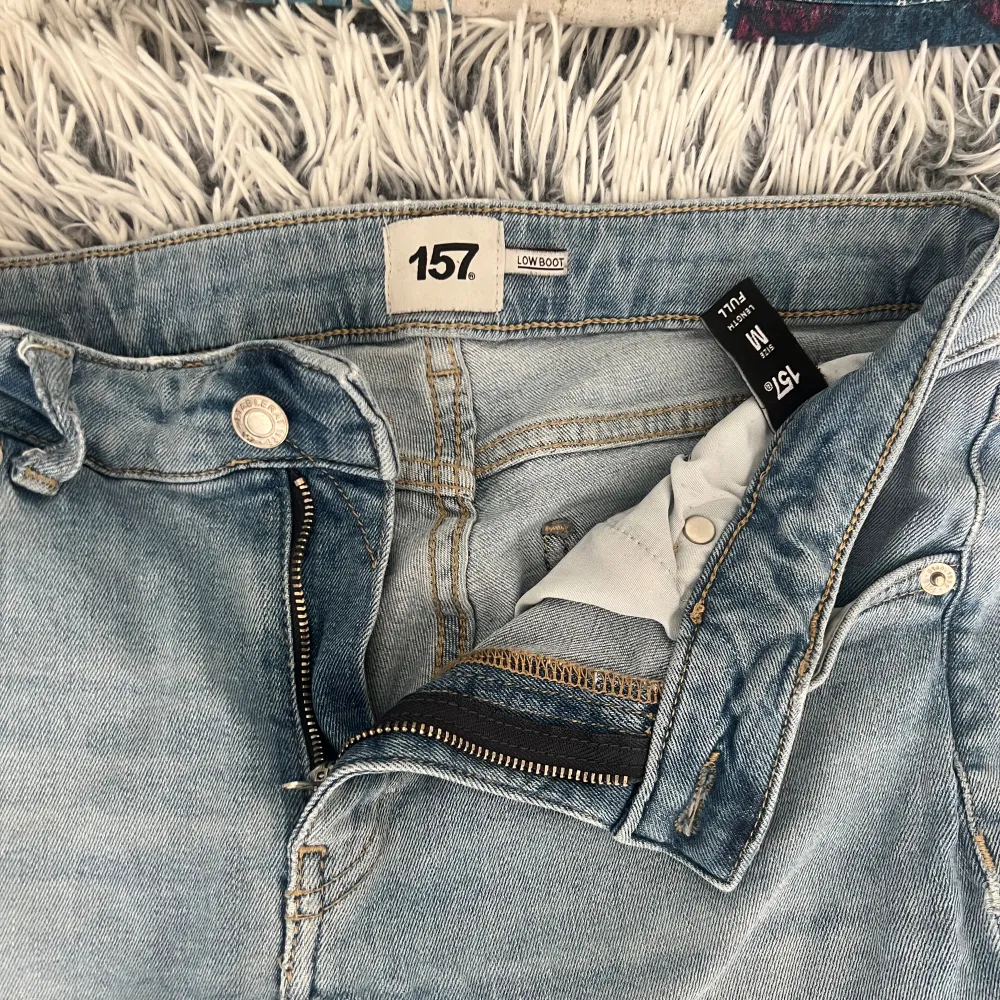 Super fina ljusblåa lågmidjade bootcut jeans till sommaren från lager 157. Tyvärr för stora för mig. Slitet vid hälen längst ner (se sista bilden) annars super fint skick!💗. Jeans & Byxor.