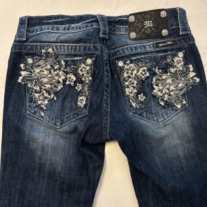 Miss me jeans, lågmidjade jeans - Nyskick! Supersnygga och coola byxor som tyvärr blivit för små för mig. Raka i benen. Mycket stretch. Köpta i butik - ej second hand.  Innerbenslängd 80 cm, 37 cm tvärs över midjan, 81 cm runt midjan. Läs bio innan köp☺️