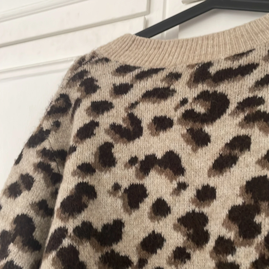 Stickad tröja med leopard mönster - 91