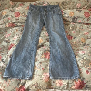 Lågmidjade jeans - Så snygga lågmidjade bootcut jeans köpta second hand ❣️ ca 40cm midja