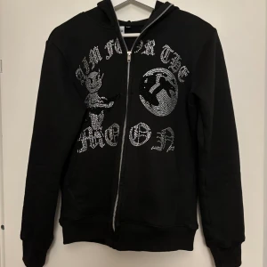 Rhinestone hoodie - Säljer en schysst rhinestone hoodie från aim for the moon, väldigt fint skick då jag inte har använt den så mycket