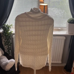 Vit stickad tröja  - Säljer denna jättefina stickade vita tröjan i s från Ullared, säljer för att den inte har kommit till andvändning. Bara andvänd en enstaka gång.🤍