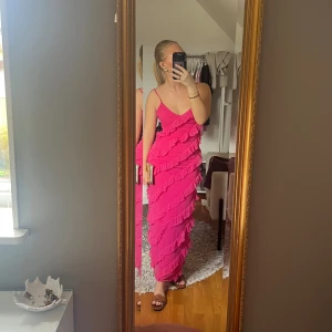 Klänning - Säljer denna super söta klänningen från Gina Tricot, den är endast använd en gång så den är i nyskick💗
