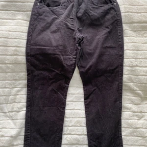 Nya gråa manchesterbyxor i strl M - Nya gråa manchesterbyxor i strl M. Byxorna har resår i midjan.  Mått I midjan: ca 36 cm Längd från grenen och ner: ca 72 cm  Byxorna har endast tvättats en gång men har aldrig använts.   Kommer från ett djur och rökfritt hem