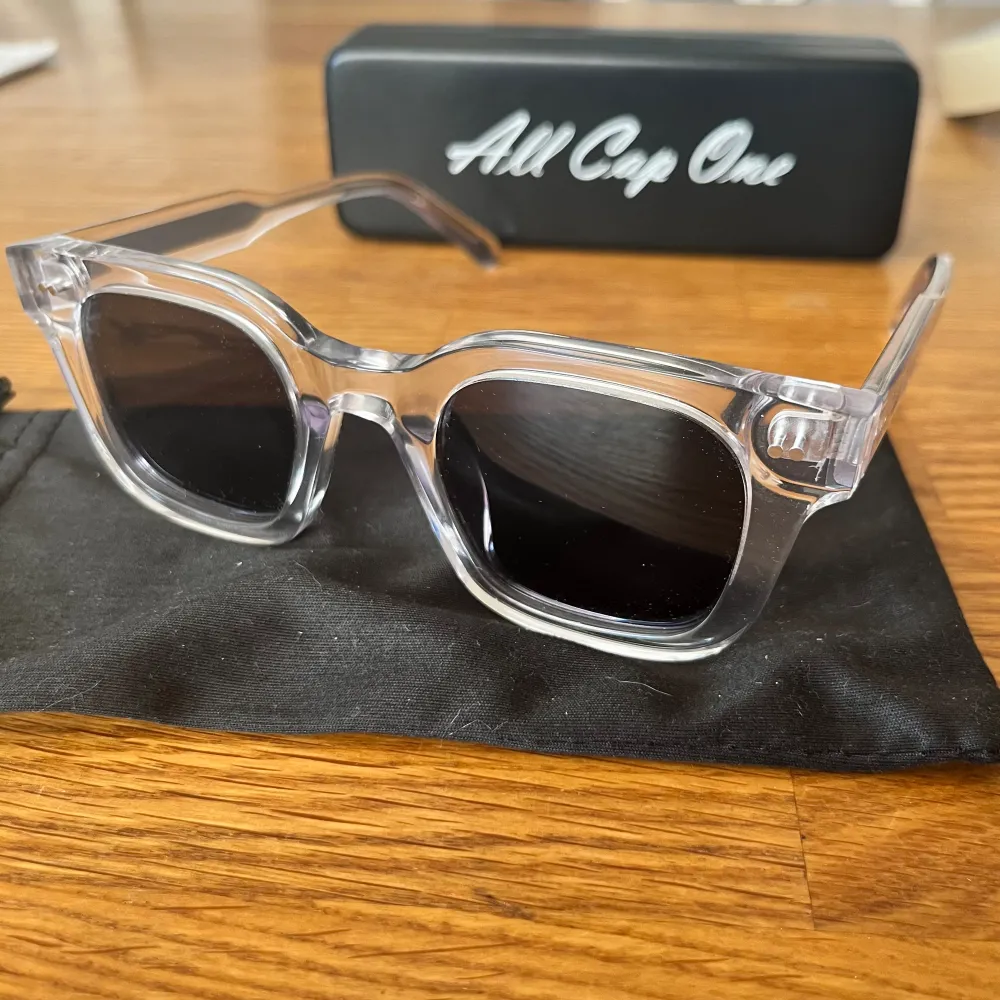 Helt nya ” AllCapOne ” solglasögon. Själv har jag aldrig använt dom då jag tycker att de är för tighta/smala för mig. Solglasögonen är identiska med chimi 04. Säljer dom för 300kr istället för orginal pris 499kr.. Övrigt.