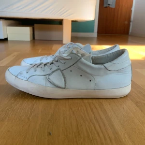 Philippe model skor - Ett par riktigt feta Philippe model skor i storleken 43 då jag säljer för att det ör för små för mig. Hör av dig om du har en fråga!