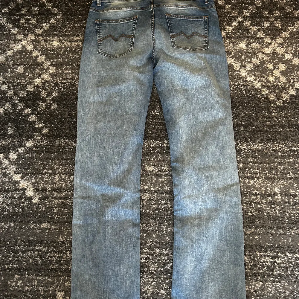 Riktigt snygga monten jeans som är använda ett fåtal gånger. Modellen är (Stoned washed blue), ända diffekten är att en knapp har låssnat men funkar hur bra som helst ändå. Nypris: 1250kr. Jeans & Byxor.