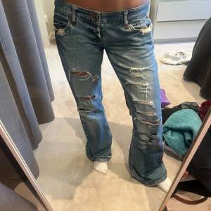 Säljer dessa sjukt snygga jeans som tyvärr är lite stora på lig❤️ midja: 45 längd: 78
