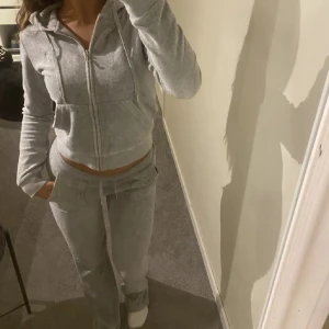 Juicy sett - Säljer mitt juicy sett då jag aldrig använder det, Använt 1 gång. Storlek xs på båda 500kr för båda  Finns i skara annars tillkommer frakt kostnader