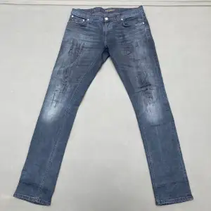 Jeans från Nudie i modellen Tight Long John | Skick 8,5/10, självgjorda slitningar | Storlek W31/L34 | Sjukt skön slimmad passform, vi erbjuder ett generöst pris på 500kr |Skriv om du har ytterligare funderingar!👊🏽