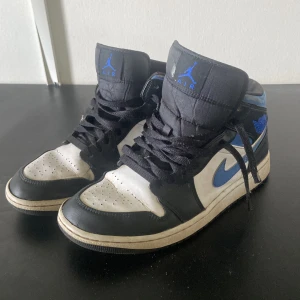 Jordan 1s Black Royal - Hyfsat skick, smått creasade. Ny pris 2,100kr.