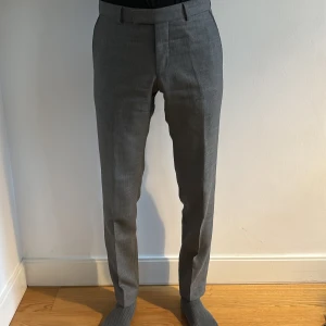Oscar Jacobson Damien ullbyxor - Gråa Oscar Jacobson Damien byxor i storlek 44. Tyg från Vitale Barberis Canonico. Mycket gott skick
