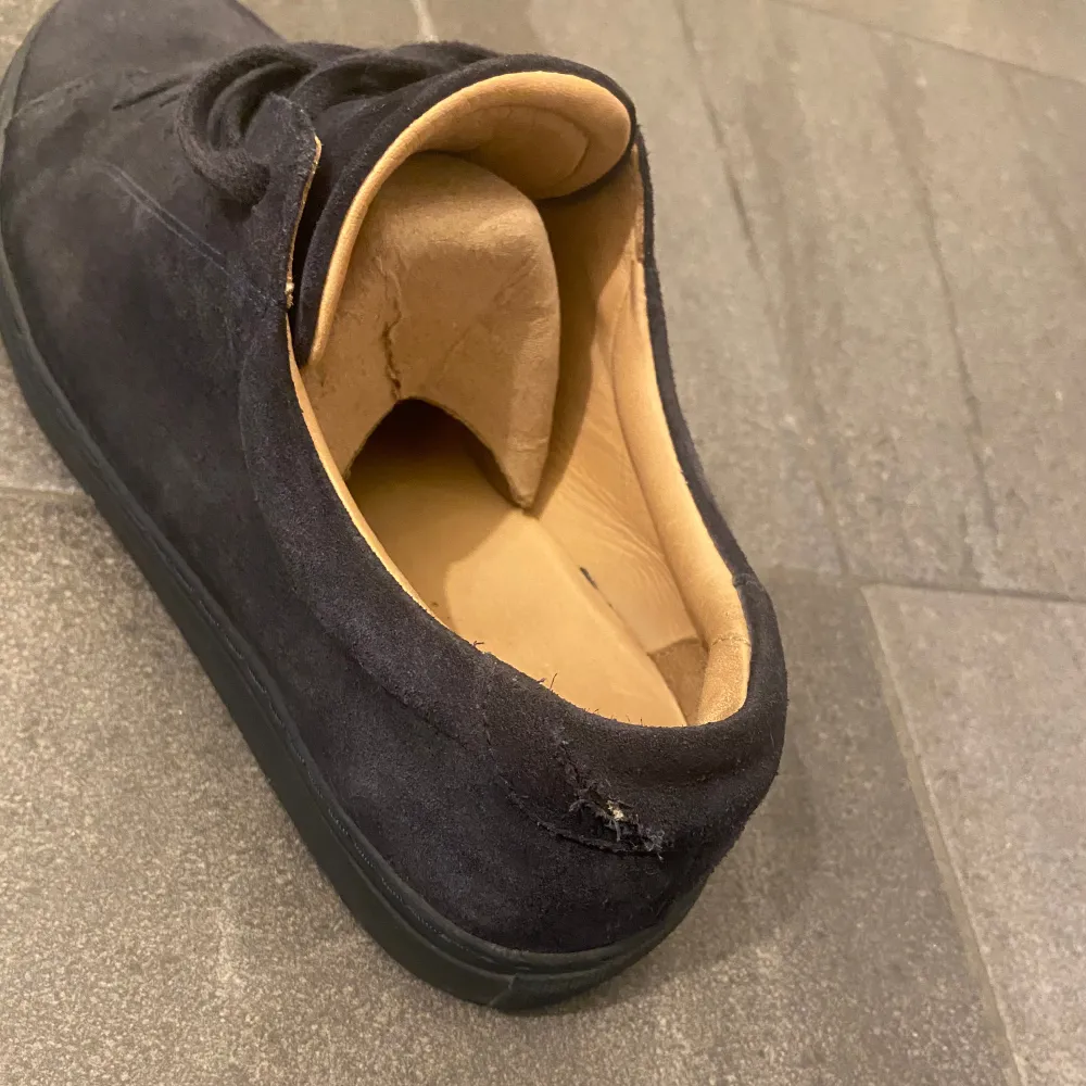 Tja säljer dessa feta Myrqvist skor nu, pga att dom inte passar mig. Skorna är inte använda mycket och är i 9/10 pga skadan bak på skon. Men skadnan går enkelt att reparera och syns inte mkt! Hör gärna av dig om du har några fråga och funderingar :). Skor.