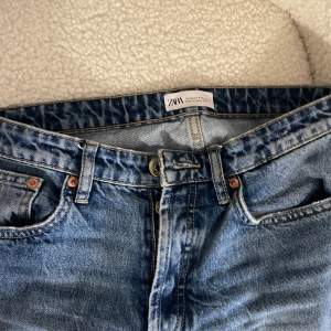Säljer mina blåa jeans ifrån zara då dom inte används, passar mig som har 36/38 och dom sitter jättebra! Dem är mid waist och i bra skick!💕🙏🏽