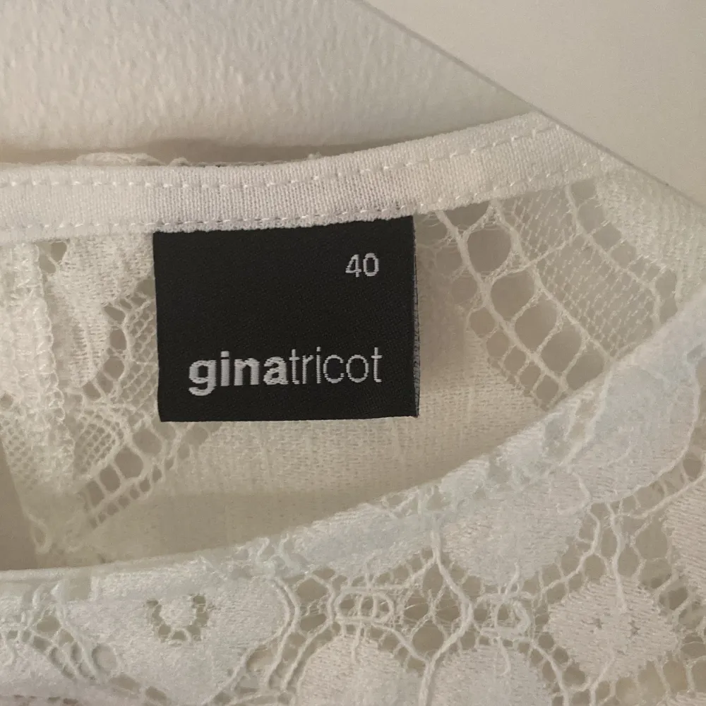 Säljer en spets blus från Gina tricot i storleken 40 då den inte används längre. . Blusar.