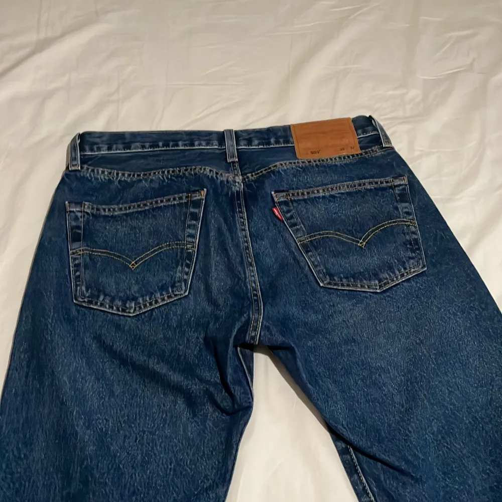 Snygga Levi’s 501 jeans, W30 L32. Mycket bra skick, endast använda ett par gånger. . Jeans & Byxor.