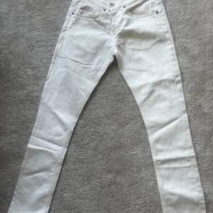 Helt oanvända Dondup jeans av modellen George i i storlek W30.