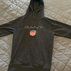 En snygg Gant hoodie storlek 160 bra i skick 9/10 pris kan diskuteras 