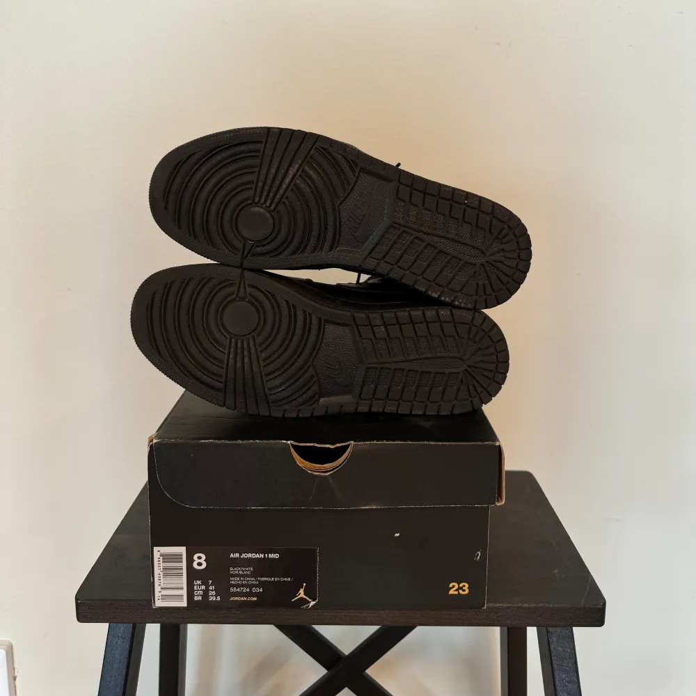 Ett par Nike Air Jordan 1 Mid Triple Black i storlek 41 (US 8/UK 7) använda i nyskick (se bilder) köpta i Las Vegas). Skor.