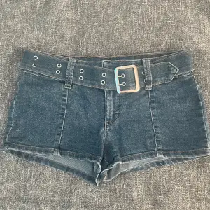 ett par snygga jeans shorts som är köpa på hm, dock glömt vad original priset var. storlek 36. kontakta mig för tex bilder på och köparen står för frakten 💕💕💕