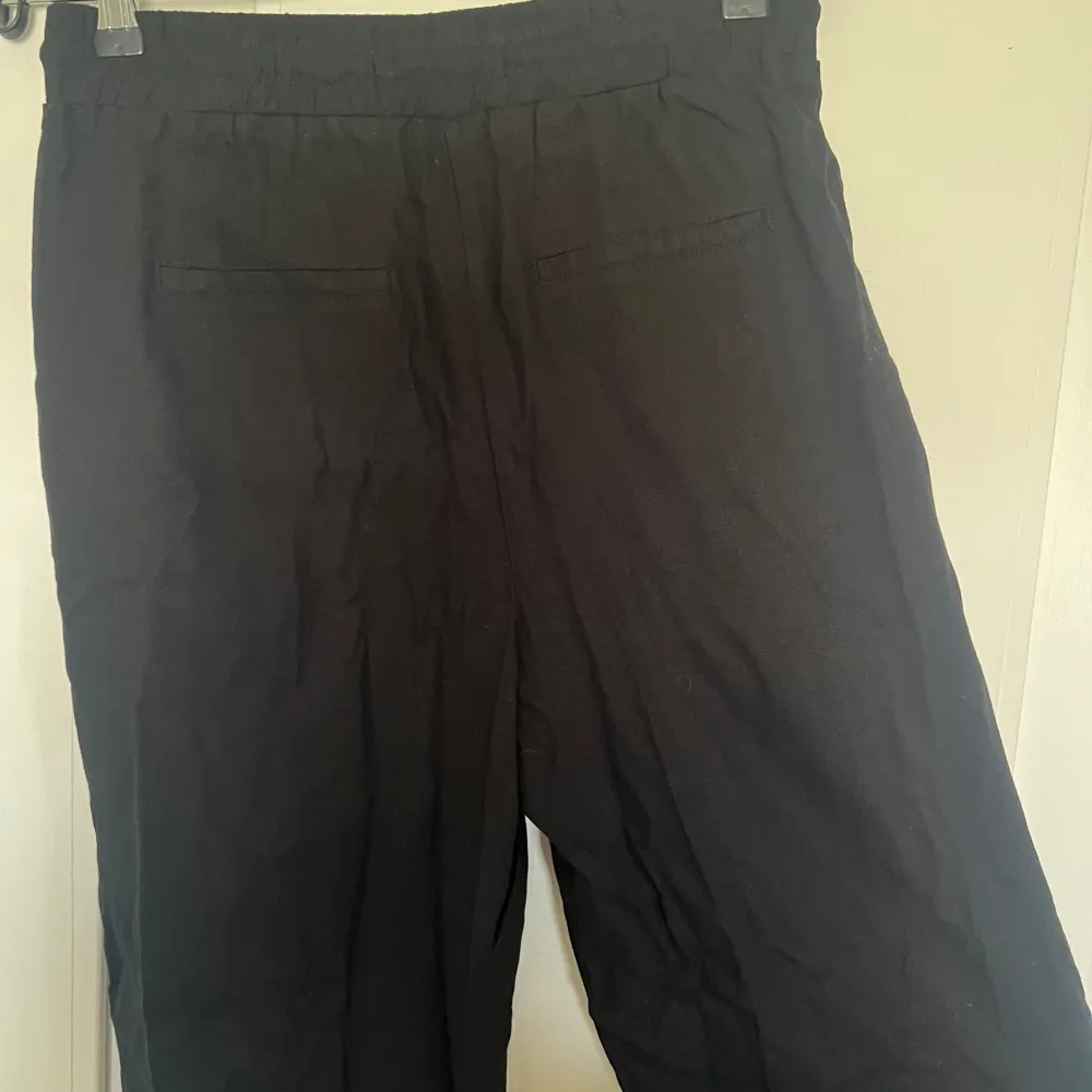 Ett par svarta linnebyxor från Veromoda. Aldrig använda, endast testade, lappar finns kvar på.  Storlek 36, långa!  Inte strukna, därav så skrynkliga:) . Jeans & Byxor.