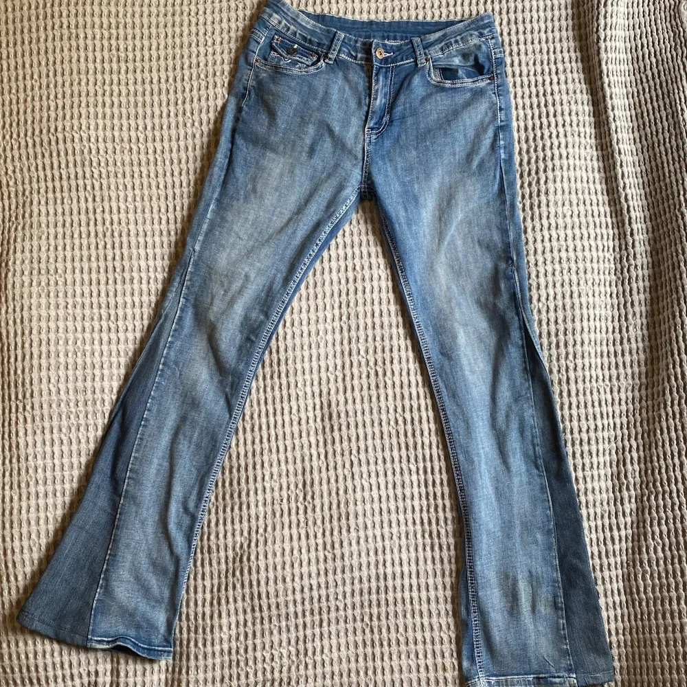 Säljer dessa mörkblåa Bootcut jeansen. De är utsydda från skinnet jeans. Snygga fickor och lågmidjade😍😍. Jeans & Byxor.