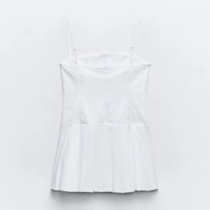 Zara vit klänning  - Säljer denna jättefina sommarklänning från zara❤️ endast testad med prislappen kvar 