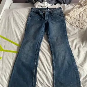 Jeans i Bootcut från hm, stl 36 men passar mig som är 160cm, liten i passform