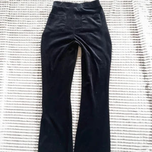 Bootcut byxor i velour - Jättefint skick