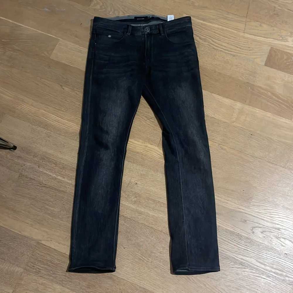 Ett par Massimo dutti jeans med snygg tvätt. Säljer för dem är för långa för mig. Storlek eur 38 se bild. Skulle säga att de sitter som 30-32 eller 32-32. Jeans & Byxor.