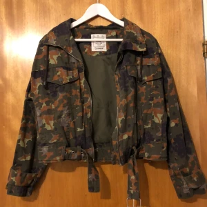 Camo jeans jacka  - Nyskick  Knappt använd  Oversized fit 