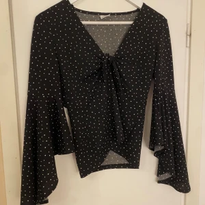 Svart blus - Blus från gina tricot i M