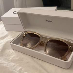 Säljer dessa helt oanvända chimi solglasögon av den anledningen att jag köpt ett par andra. Solglasögonen är i storlek 07,  samt i färgen ”ECRU”! (Nypris: 1350 kr, mitt pris 800kr)🩷