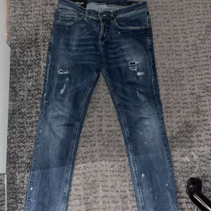 Dondup jeans - Säljer ett par dondup jeans i modellen George storlek 31. Som man kan se på andra bilden så har sömmarna gått upp lite men det syr man ihop lätt.
