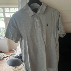 Grå Ralph Lauren Piké - Varan är i största barnstorlek men passar som S 