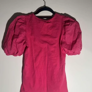 skrikrosa tröja 🩷 - - knappt använd - mycket bra skick - puffärmar