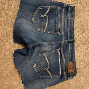 As fina jeans shorts med låg midja, säljer då de är för små, strl S/M💖