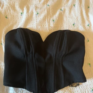 Festtopp/korsett - Jättefin hjärtformad korsett från NA-KD endast använd en gång, säljer pga för liten för mig💕💕 orginalpris 399🌸