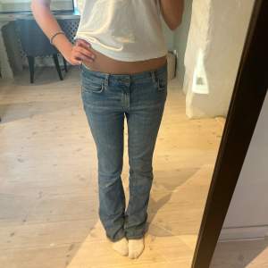 Säljer mina low waist zara jeans då de inte kommer till användning💕💕