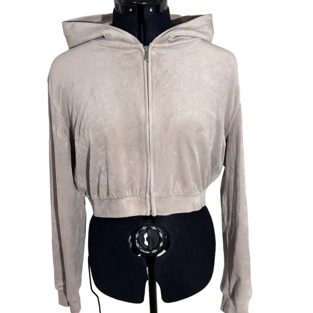 Super mysig croppad zip-up hoodie i sååå skönt material!. Hoodies.