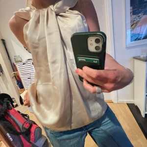 Satin blus  - Champagnefärgad blus, super fin till sommaren!