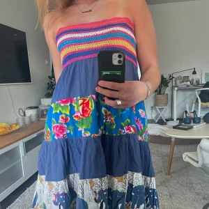 Sommarklänning  - Så fin sommarklänning, vintage. Köpt på marknad på Mallis för några år sedan! Går att anvönda både med och utan banden, klänningen går precis vid knäna, skriv för fler bilder! 