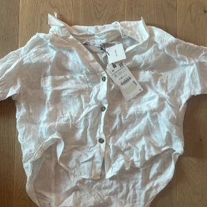 Linneskjorta - En kroppad 100% linneskjorta från zara helt oanvänd