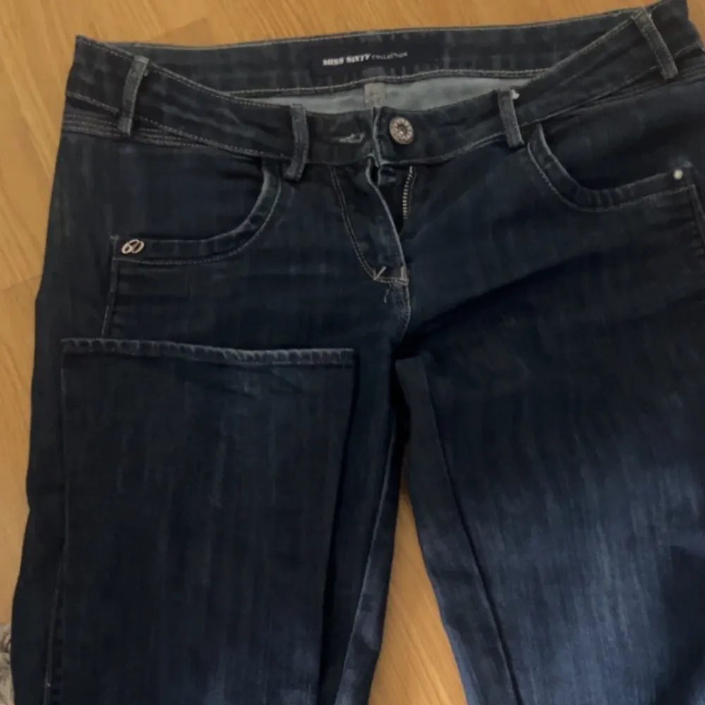 Säljer dessa as snygga bootcut jeans från miss sixty då de tyvärr är försmå för mig!! Pris kan diskuteras!💕. Jeans & Byxor.