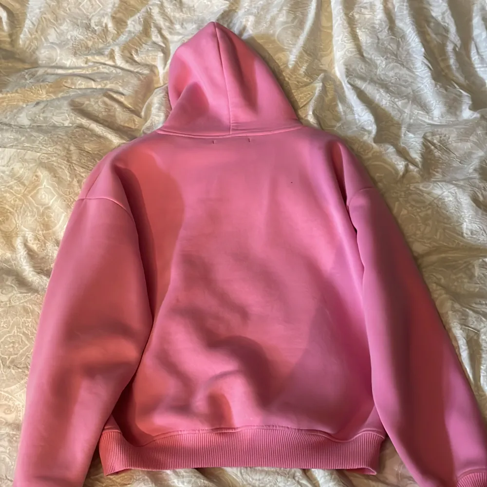 Hej! Säljer min rosa bikbok hoodie då den aldrig kommer till användning, använd max 1-3 ggr. Hoodies.
