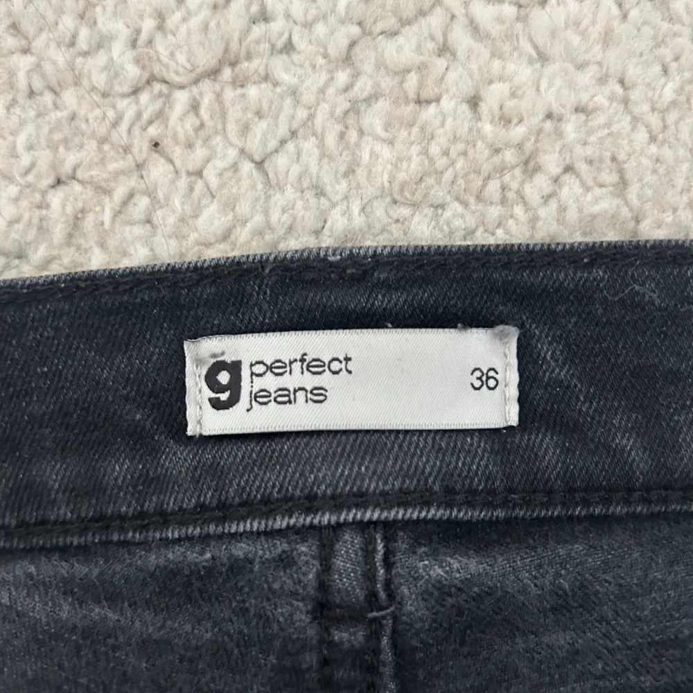 Säljer dessa svarta Mid waist jeans ifrån Gina Tricot då de inte kommer till användning längre. Väskan är i mycket bra skick. Priset kan diskuteras💗. Jeans & Byxor.