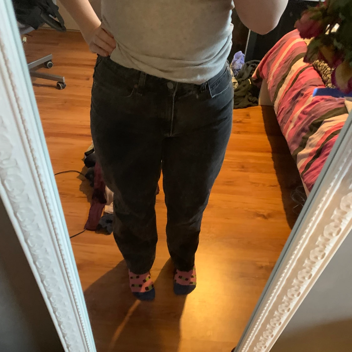 Högmidjade mörkgråa jeans  - 91